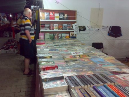 Elif Şafak'ın 'İskender'i Korsana İndi, Polis Operasyonları Sıklaştırdı