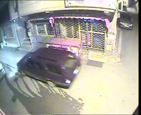 Elinde kazmayla geldi, 200 kiloluk kasayı çuvalla götürdü