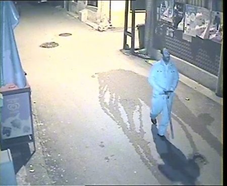 Elinde kazmayla geldi, 200 kiloluk kasayı çuvalla götürdü