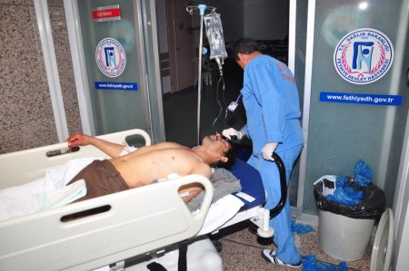 Elindeki orağı yanlışlıkla sırtına sapladı