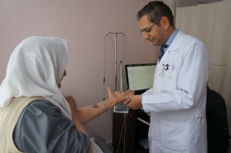 Elle süt sağan bayanlar sinir ve eklem hastalıklarına yakalanıyor