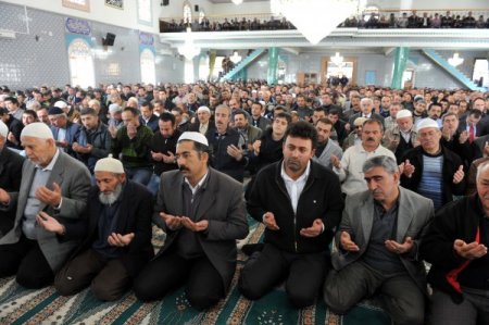 Eller, Cuma Namazında Şehitler İçin Semaya Kalktı