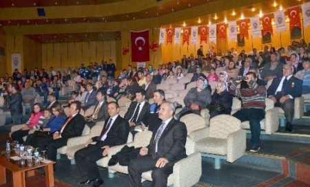 Elleri taşa değil, saza uzanıyor