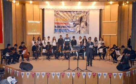 Elleri taşa değil, saza uzanıyor