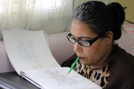 Elleri tutmayan engelli kız, hayallerini ağzıyla çiziyor