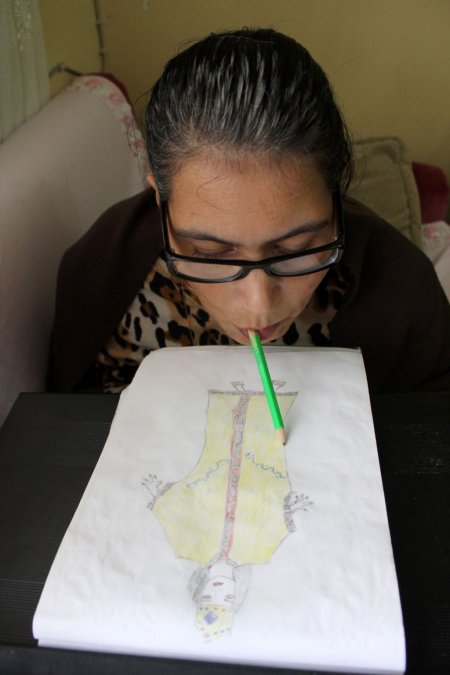 Elleri tutmayan engelli kız, hayallerini ağzıyla çiziyor