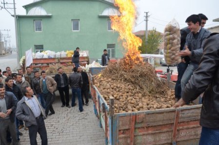 Ellerinde kalan patatesleri üzerine benzin döküp yakmaya çalıştılar