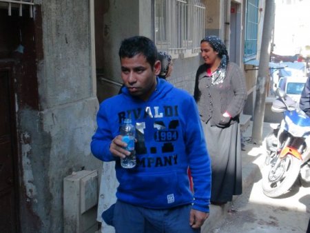 Ellerini ve ayaklarını bağlayıp ölüme terk ettiler