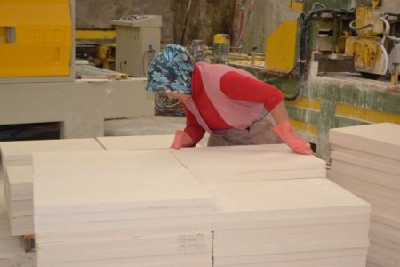 Ellerinin hamuruyla erkek işine karışan hanımlar, mermer ustası oldu
