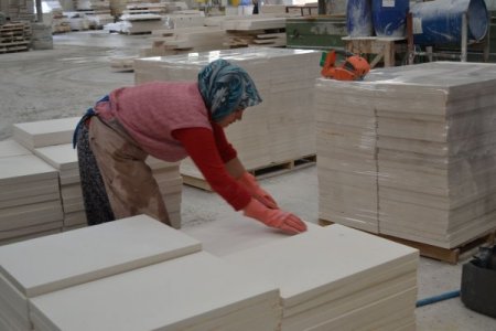 Ellerinin hamuruyla erkek işine karışan hanımlar, mermer ustası oldu