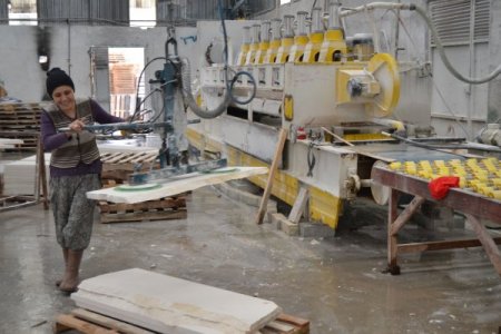 Ellerinin hamuruyla erkek işine karışan hanımlar, mermer ustası oldu