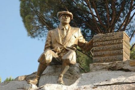Emekli Başçavuş, Atatürk Heykelinin Bakımını Yaptırdı