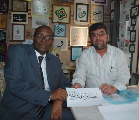 Emekli imam, 47’sinden sonra hattat oldu, şimdi turistlere ücretsiz ders veriyor