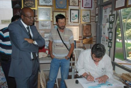 Emekli imam, 47’sinden sonra hattat oldu, şimdi turistlere ücretsiz ders veriyor