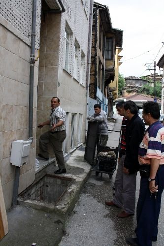 Emekli İmam, Kapağı Çalınan Rögara Düştü