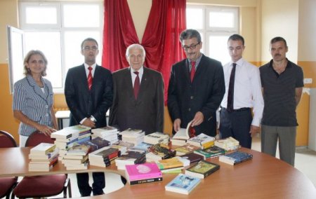 Emekli Jandarma Komutanından okula kitap bağışı