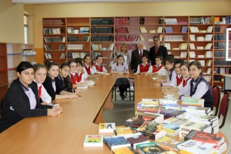 Emekli Jandarma Komutanından okula kitap bağışı