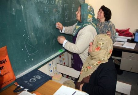 Emekli Öğretmen Yaşlı Kadınlara Okuma Yazma Öğretiyor