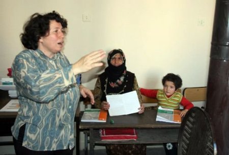 Emekli Öğretmen Yaşlı Kadınlara Okuma Yazma Öğretiyor