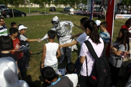 Emekli okul müdürü, hazırladığı düzeneklerle gençlere bilimi sevdiriyor
