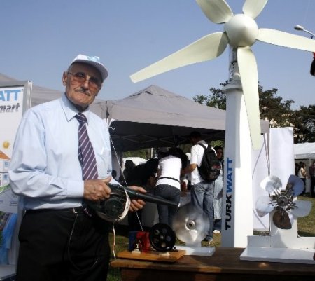 Emekli okul müdürü, hazırladığı düzeneklerle gençlere bilimi sevdiriyor