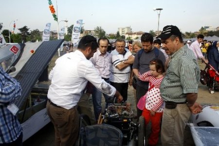 Emekli okul müdürü, hazırladığı düzeneklerle gençlere bilimi sevdiriyor