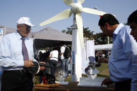 Emekli okul müdürü, hazırladığı düzeneklerle gençlere bilimi sevdiriyor