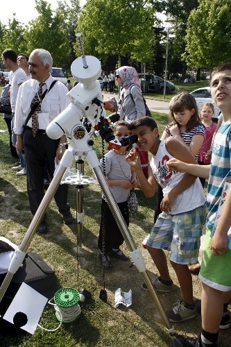 Emekli okul müdürü, hazırladığı düzeneklerle gençlere bilimi sevdiriyor