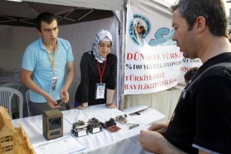 Emekli okul müdürü, hazırladığı düzeneklerle gençlere bilimi sevdiriyor