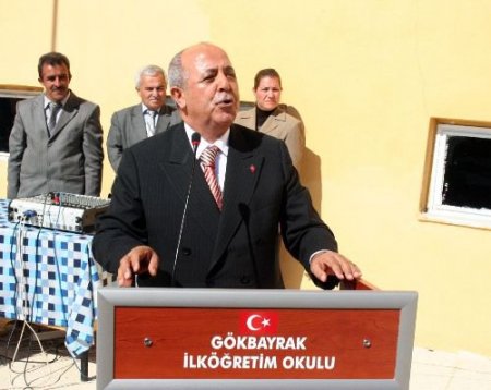 Emekli Paşa, Mezun Olduğu Okulun Öğrencilerine Giyim Ve Kırtasiye Yardımında Bulundu