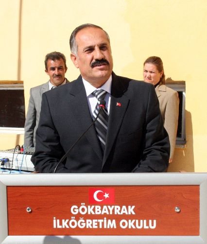 Emekli Paşa, Mezun Olduğu Okulun Öğrencilerine Giyim Ve Kırtasiye Yardımında Bulundu
