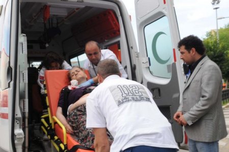 Emekli Polis Ayrı Yaşadığı Eşi Ve Kayınvalidesini Vurdu