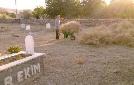 Emekli Polis Köy Mezarlığının Bütün Temizliğini Yapıyor