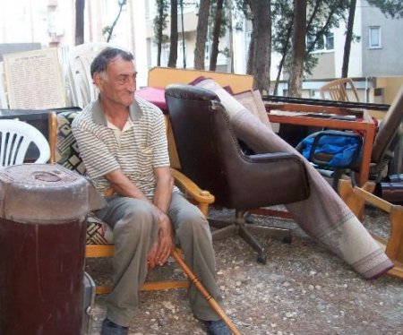 Emekliler Sokakta Kaldı