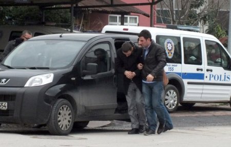 Emekliyi dolandırdıkları ileri sürülen baba ile oğlu yakalandı