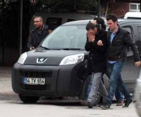 Emekliyi dolandırdıkları ileri sürülen baba ile oğlu yakalandı