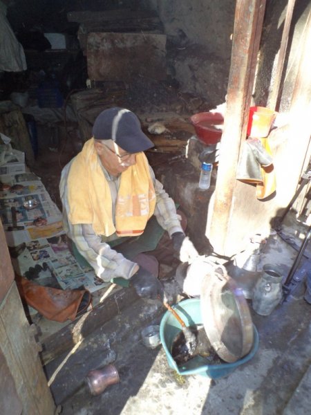 Emektar kalaycı Salim ustanın müşterileri arasında Huber Köşkü de var