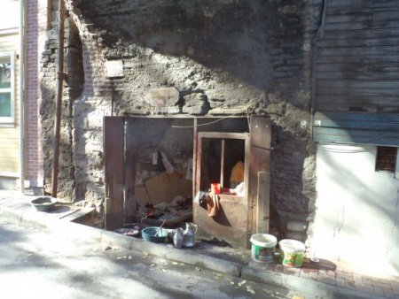 Emektar kalaycı Salim ustanın müşterileri arasında Huber Köşkü de var