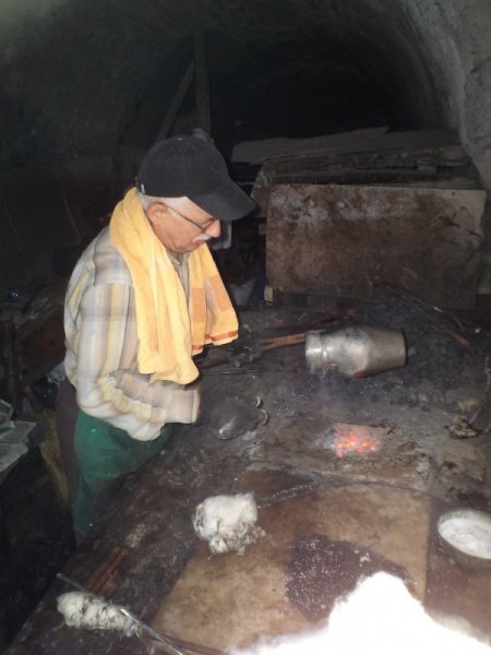 Emektar kalaycı Salim ustanın müşterileri arasında Huber Köşkü de var