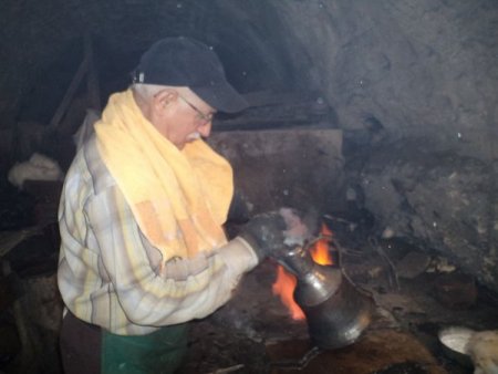 Emektar kalaycı Salim ustanın müşterileri arasında Huber Köşkü de var