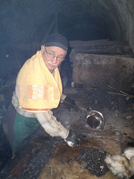 Emektar kalaycı Salim ustanın müşterileri arasında Huber Köşkü de var