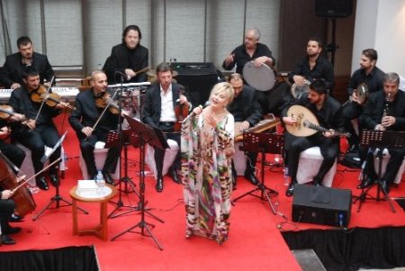 Emel Sayın, ilahi ve tasavvuf eserlerini Kutlu Doğum için okudu