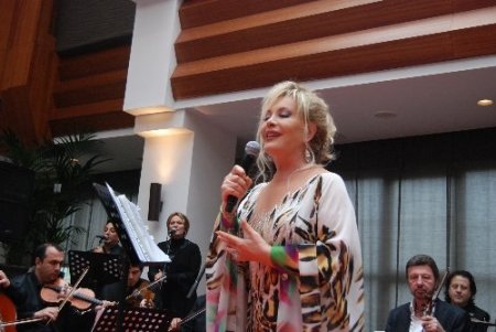 Emel Sayın, ilahi ve tasavvuf eserlerini Kutlu Doğum için okudu