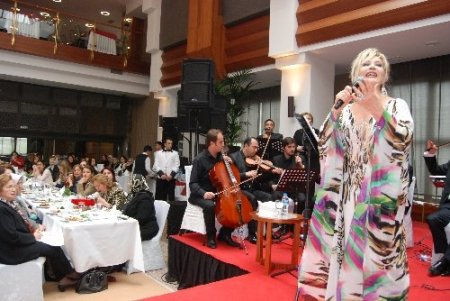 Emel Sayın, ilahi ve tasavvuf eserlerini Kutlu Doğum için okudu