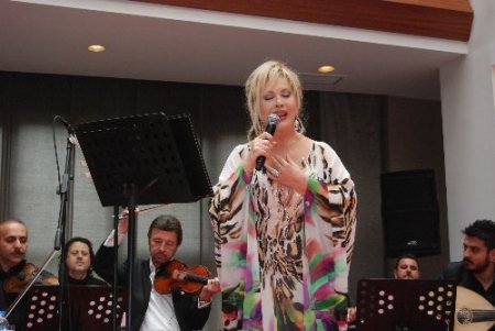 Emel Sayın, ilahi ve tasavvuf eserlerini Kutlu Doğum için okudu