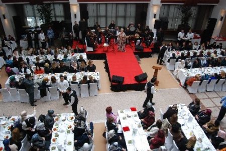 Emel Sayın, ilahi ve tasavvuf eserlerini Kutlu Doğum için okudu