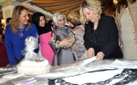 Emine Erdoğan, kermeste 17 parça eşya satın aldı