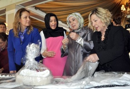 Emine Erdoğan, kermeste 17 parça eşya satın aldı