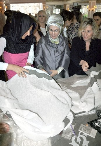 Emine Erdoğan, kermeste 17 parça eşya satın aldı