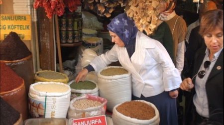 Emine Erdoğan, tarihi çarşıyı gezdi alış veriş yaptı